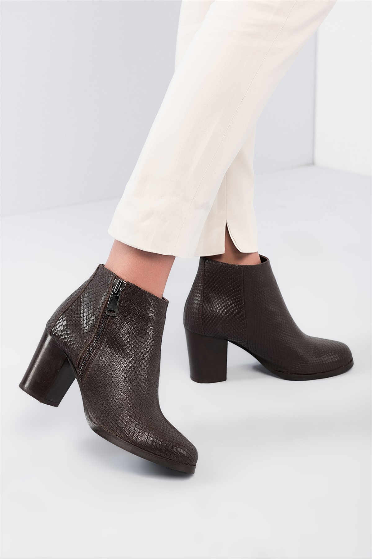 Kahverengi topuklu kadın bot