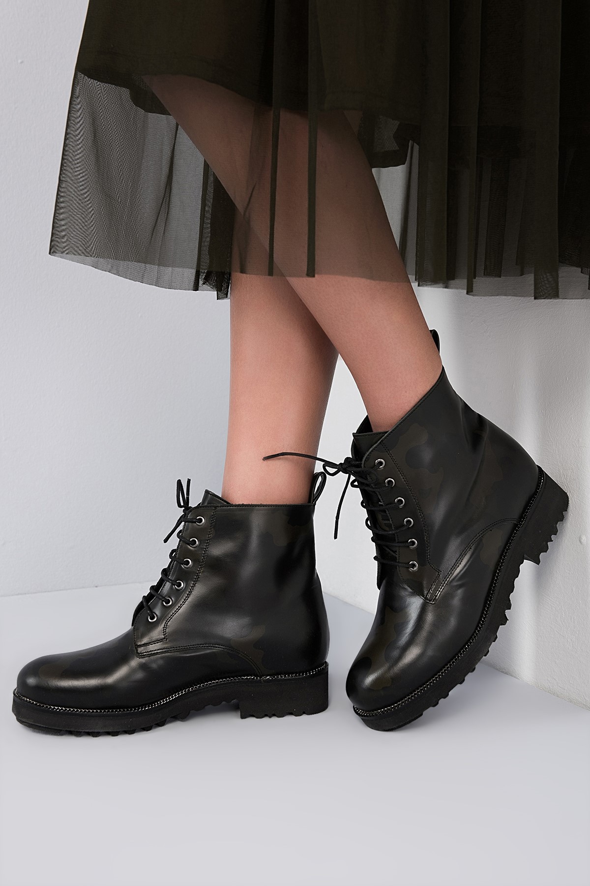 siyah yeşil kadın bot