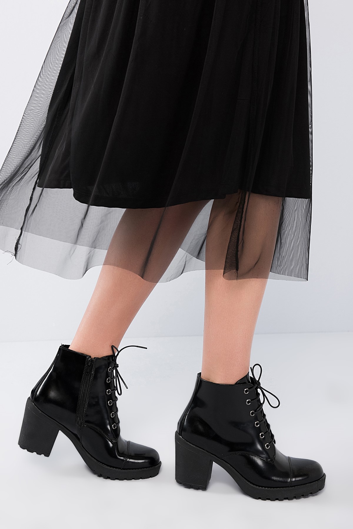 Topuklu siyah kadın bot