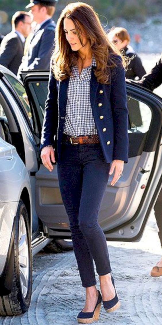 Lacivert pantolon üstüne ne giyilir