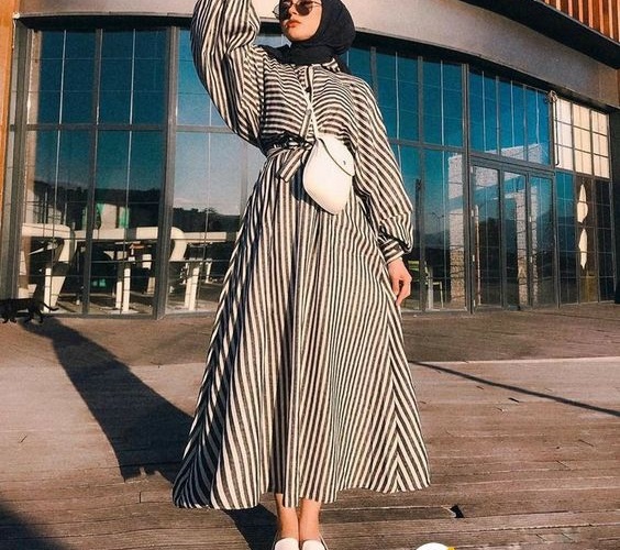 siyah beyaz çizgili elbise üzerine eşarp