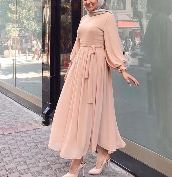 pudra rengi elbisenin üzerine hangi renk şal takılır