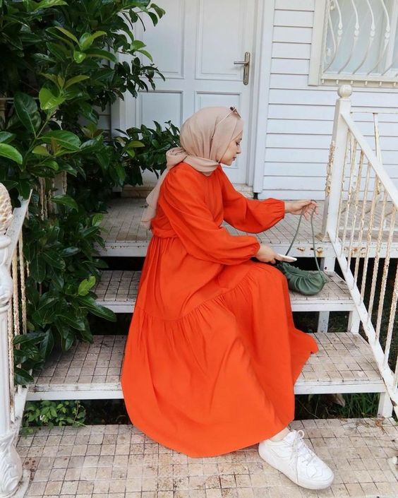 turuncu elbisenin üstüne ne renk şal gider