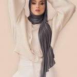Krem ve gri uyumu ile yapılan en güzel gri şal kombini