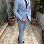 açık mavi takım elbise kombinleri