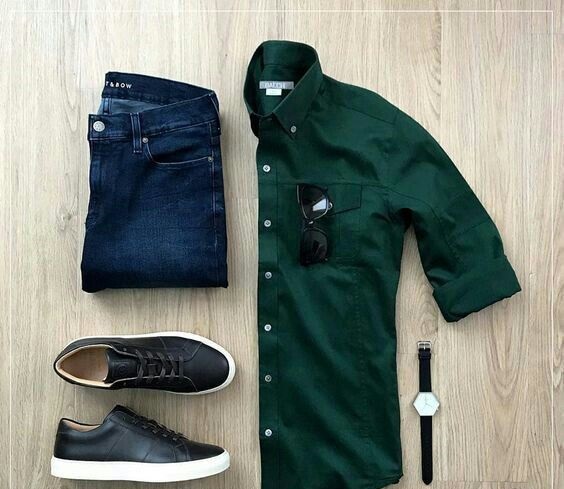 Zümrüt yeşili gömlek altına ne renk pantolon giyilir erkek