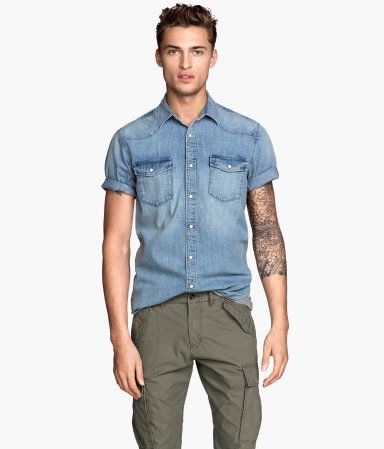 Açık mavi gömlek altına ne giyilir erkek