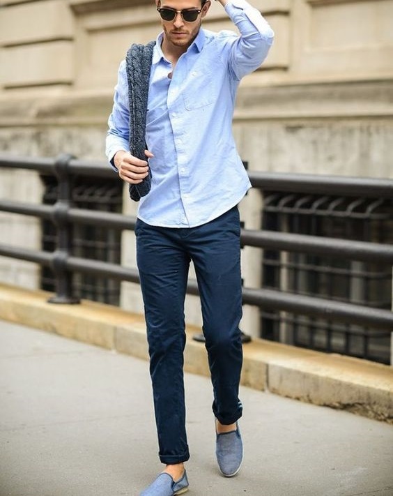 Mavi gömlek altına ne renk pantolon giyilir