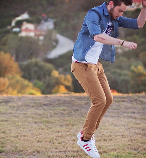 Mavi kot gömleğin altına hangi renk pantolon giyilir