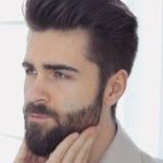 Orta uzunlukta dalgalı erkek saç modelleri