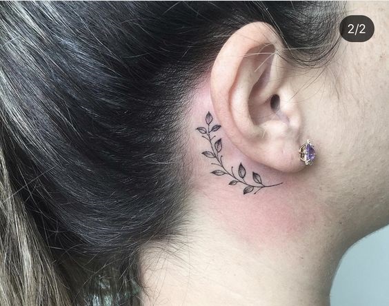 Kulak arkası dövme kadın