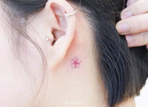 Kulak arkası minimal dövme