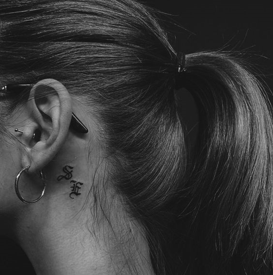 Kulak arkası yazılı dövme