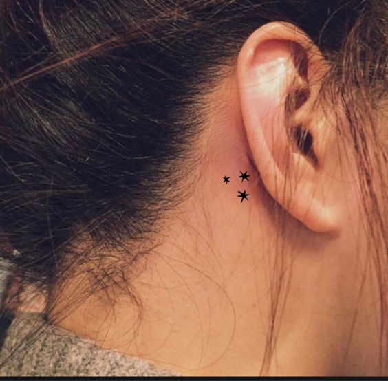 Kulak arkası yıldız dövme