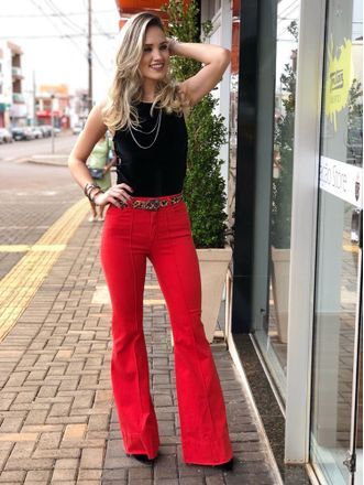 İspanyol paça kırmızı pantolon üzerine ne renk gider