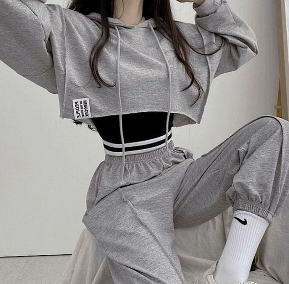 Gri-Esofman-Ustune-Ne-Giyilir-Kadin