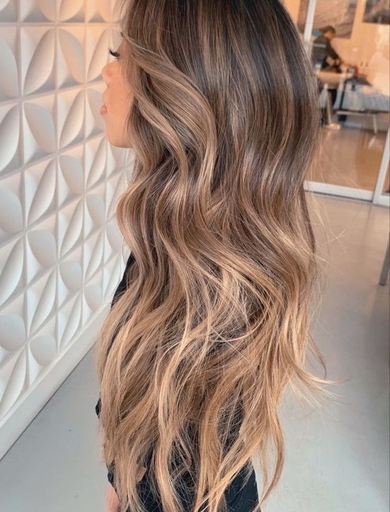 Kahverengi saçta ışıltı