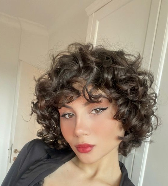 Yuvarlak Kıvırcık Kısa Saç Modeli