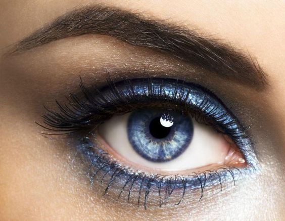 Mavi gölgeli göz makyajı nasıl olur