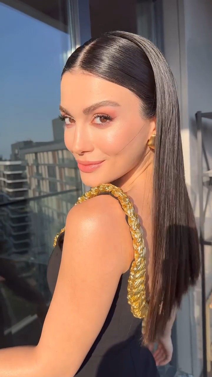 Doğal görünümlü abiye saç modelleri