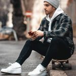 Erkek sweatshirt üstüne oduncu gömlek