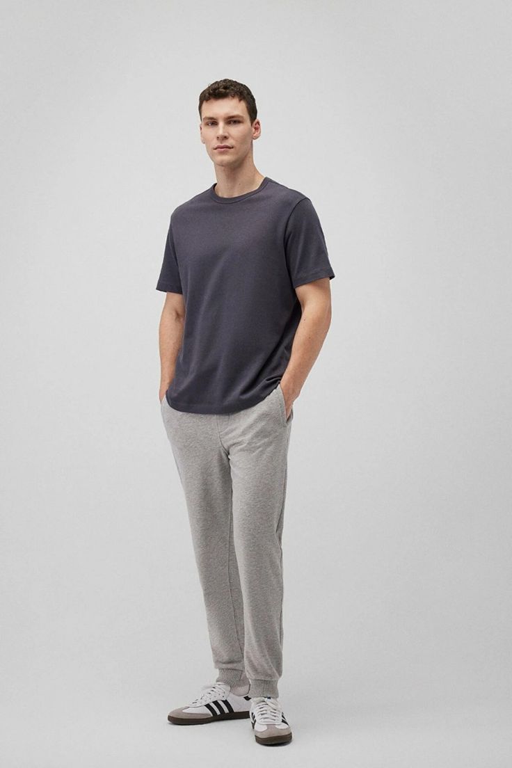 gri eşofman tişört kombinleri