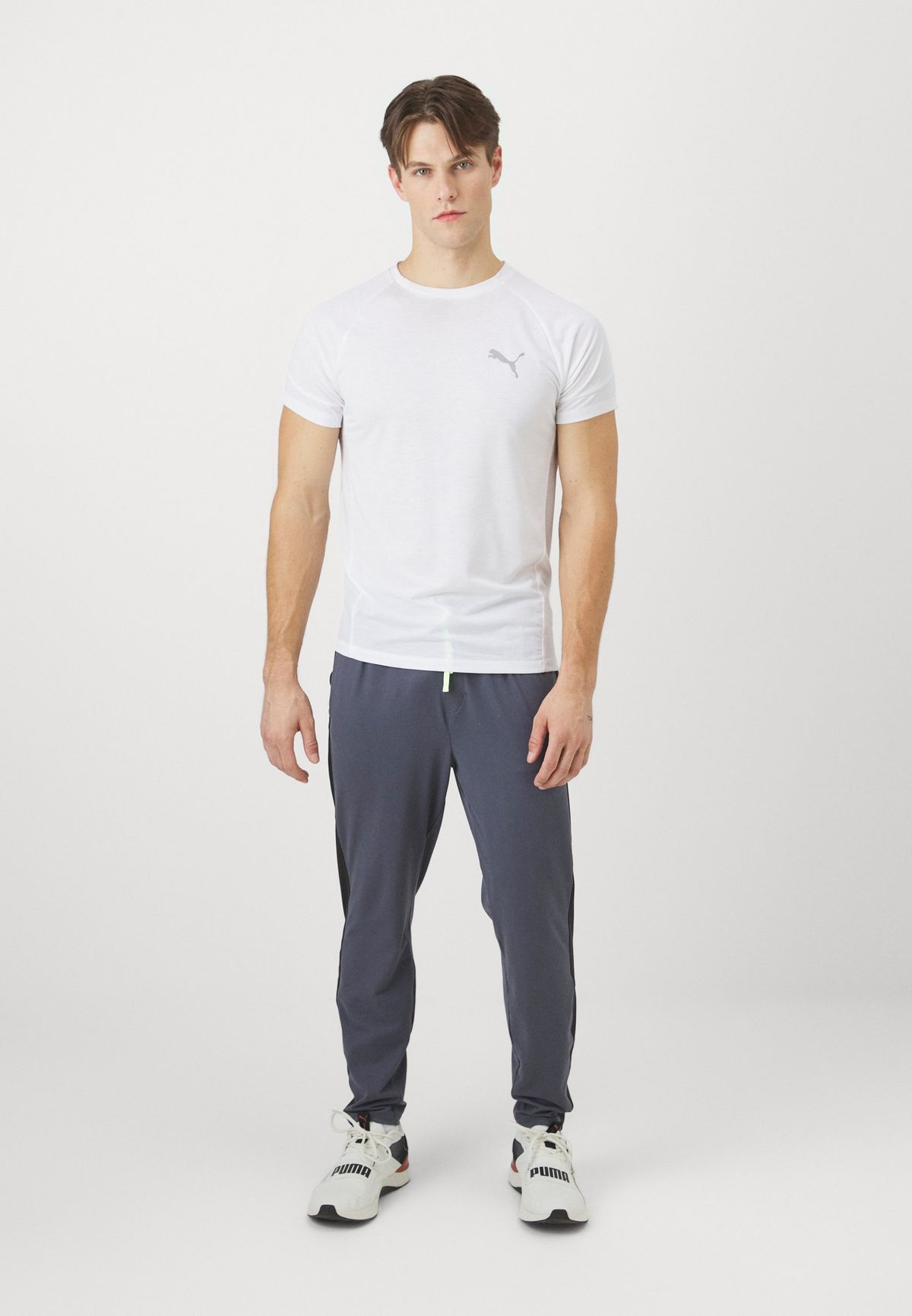 koyu gri eşofmanlı kombinler